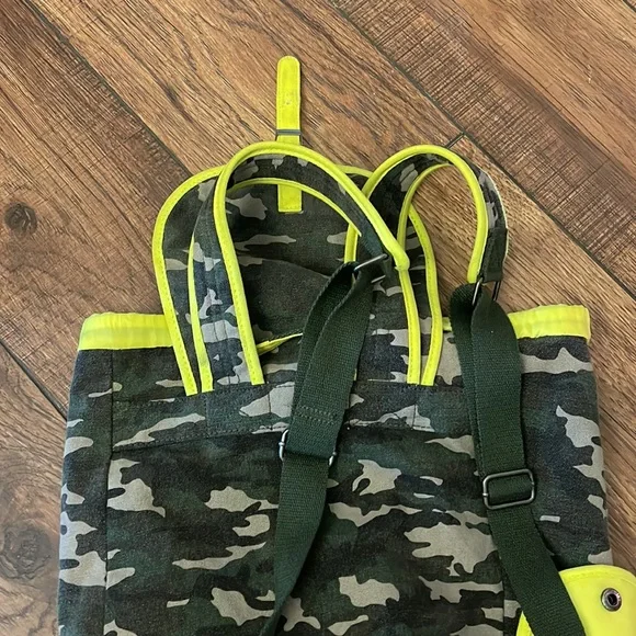 Backpack - Picture 4 of 7